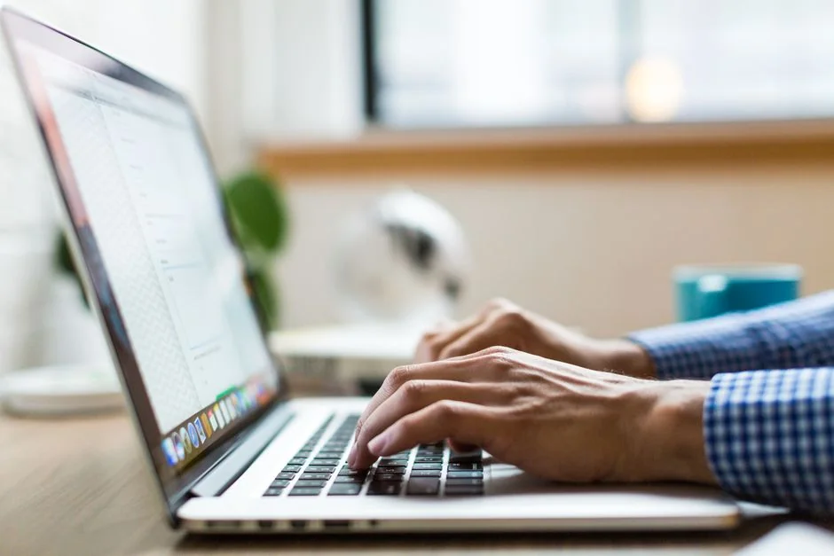 Image de texte minimaliste mettant l’accent sur les concepts de branding et de marketing.